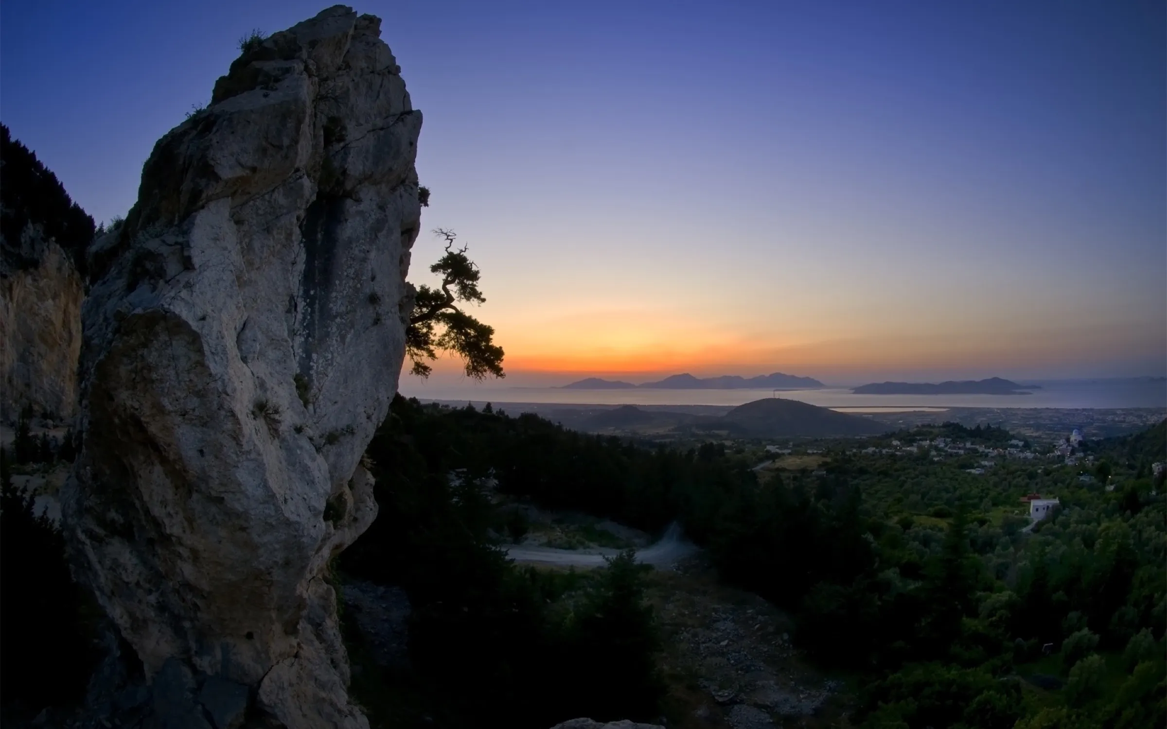 Eine stille Villa am Hang über Kos. Olivenbäume, das Licht der Ägäis und das Meer, soweit der Blick reicht.
