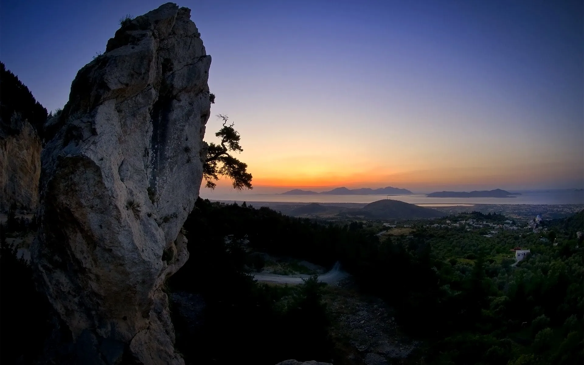 Eine stille Villa am Hang über Kos. Olivenbäume, das Licht der Ägäis und das Meer, soweit der Blick reicht.